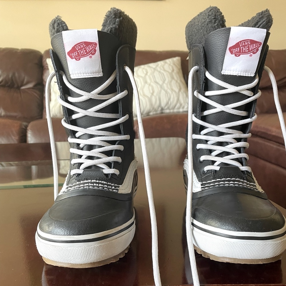 VANS Snowboard/Snow boots. Black and White, Mens Size 7.  WORN ONCE